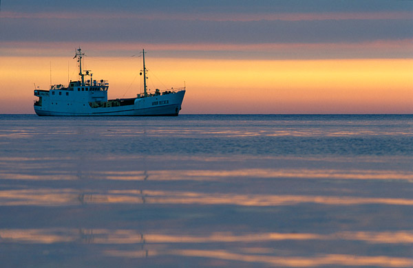 Schiff im Morgenlicht