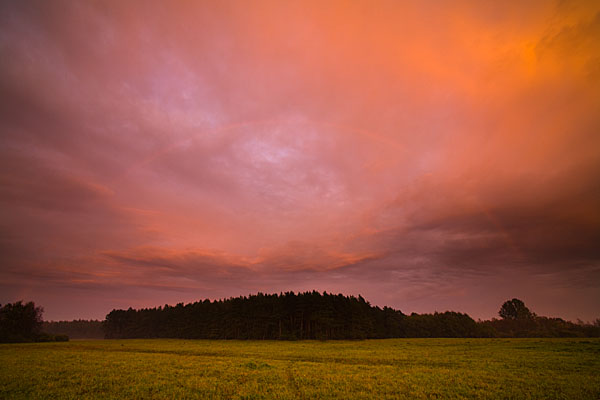 Regenbogen im letzten Abendlicht - unwirklich erscheinende Lichtstimmung