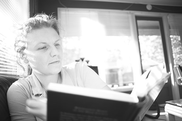 lesende junge Frau