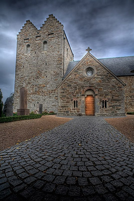 Alte Kirche in Aakirkeby HDR-Bearbeitung, älteste und größte Kirche Bornholms erbaut im 12. Jh. Bornholm, Dänemark, Europa