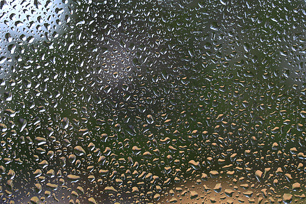 Regentropfen an der Fensterscheibe