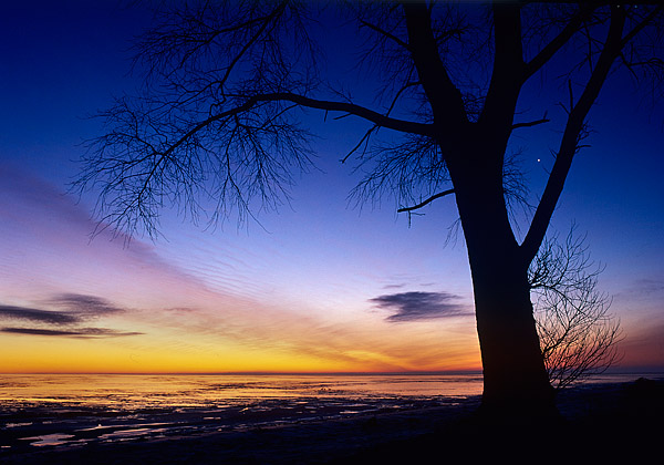 Vor Ort war ich einfach nur �berw�ltigt von den intensiven D�mmerungsfarben... Der Horizont schon fast taghell und ein paar Grad h�her noch tiefste Nacht.